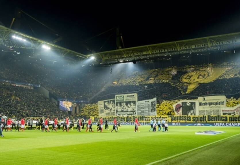 Невероятный перфоманс болельщиков Боруссии перед матчем с Бенфикой