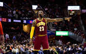 Трехочковый бросок Джеймса - лучший момент месяца в НБА