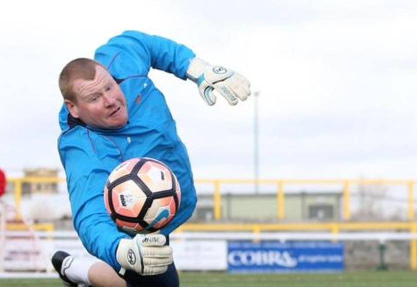 Саттон Юнайтед расторг контракт с вратарем, съевшим бургер во время матча