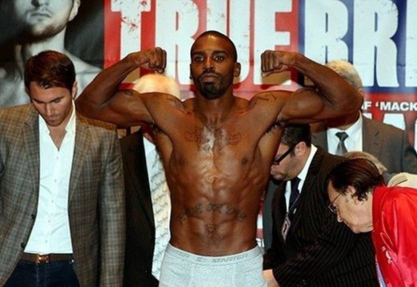 Боксер отыскал оскорбившего его в Твиттер фаната и избил его