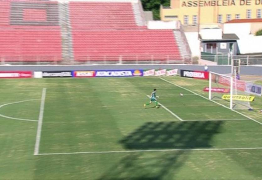 Бразильский защитник забил автогол с центра поля, красиво перебросив своего вратаря