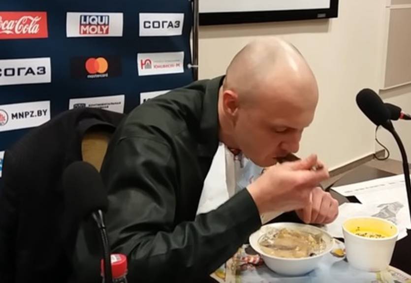 Белорусский журналист съел газету, дав неверный прогноз о выходе команды в плей-офф