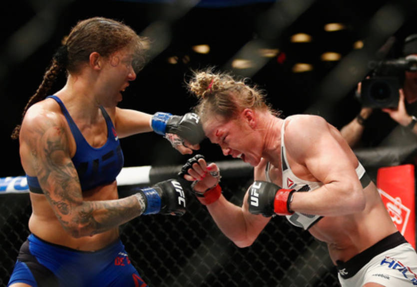 Де Рандамье победила Холм, став первой в истории чемпионкой UFC в полулегком весе
