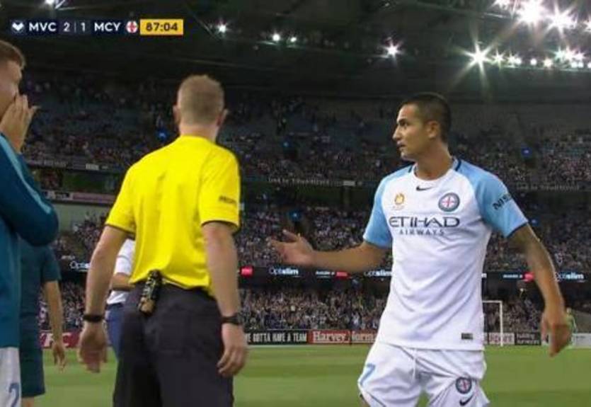 Тим Кэхилл получил красную карточку, готовясь выйти на замену