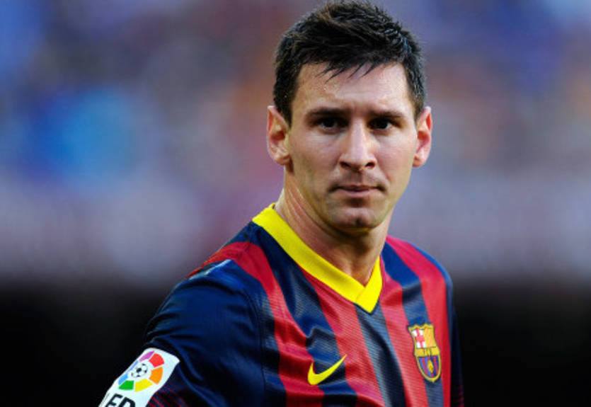 Фанаты Барселоны заблокировали машину Месси на выезде со стадиона