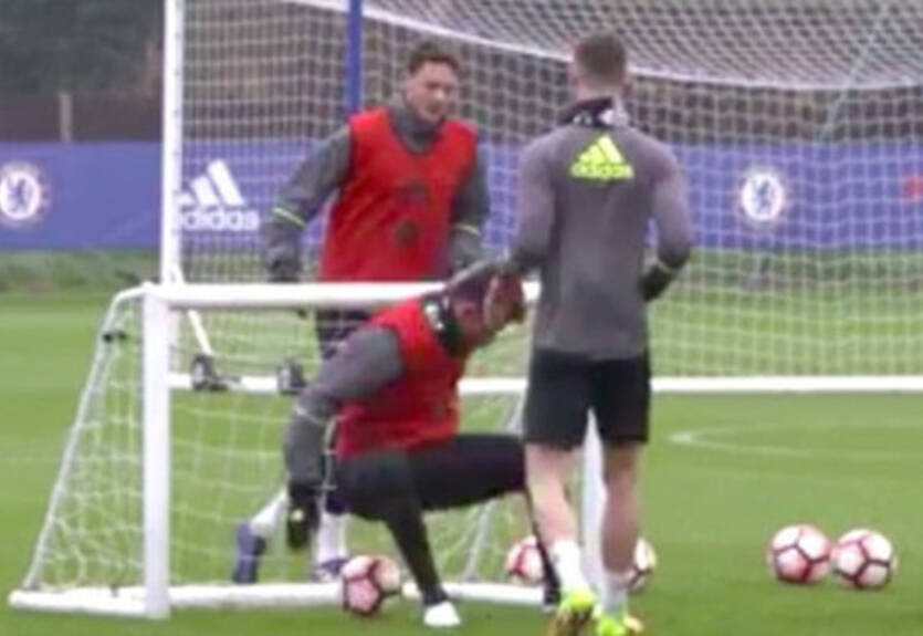 Коста поиздевался над одноклубниками, закатив «пятой точкой» на тренировке