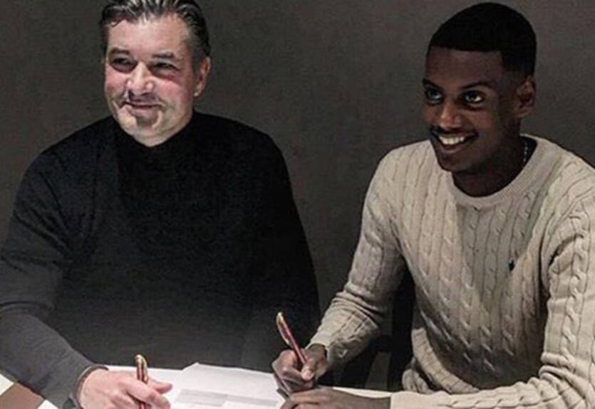 Отказал Реалу: Исак официально подписал контракт с Боруссией