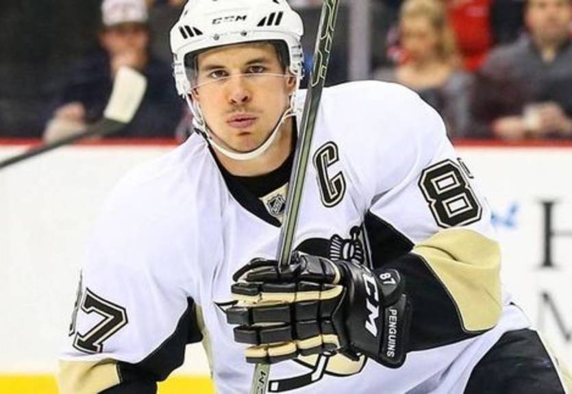 Кросби подарил клюшку юной поклоннице