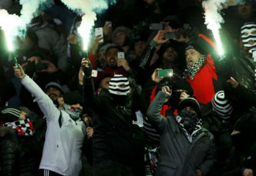 Фанаты Бешикташа устроили команде сумасшедшую поддержку в аэропорту после поражения в Киеве