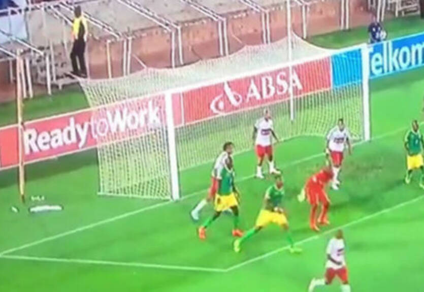 В ЮАР вратарь сравнял счет сумасшедшей бисиклетой