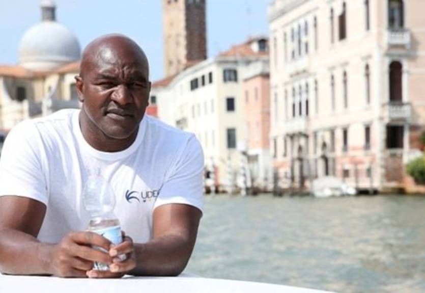 Холифилд намерен возобновить карьеру