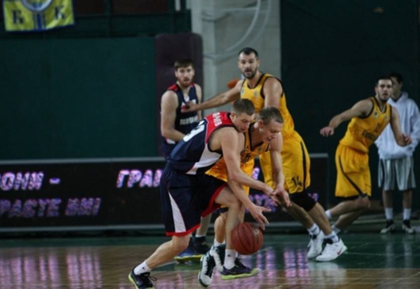 Суперлига. Будивельник сильнее Политехника, Мавпы одолели Кремень