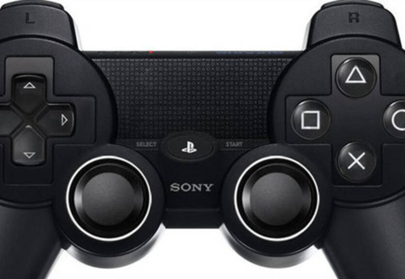 Защитник Арсенала похвастался именным контроллером для Playstation 4