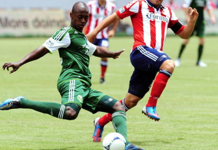 Колумбийский футболист избил девушку в лифте