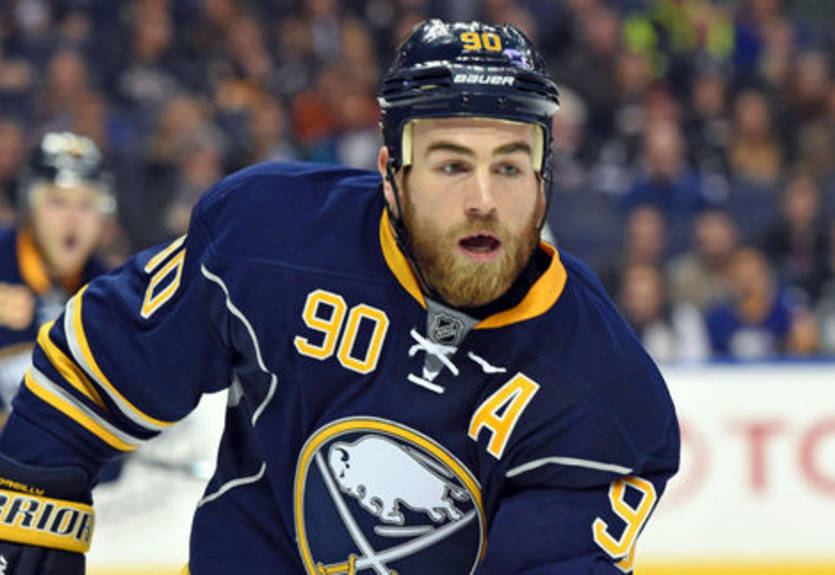 Хоккеист Баффало забросил шайбу с центра площадки