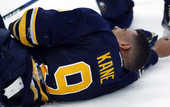 НХЛ. Игрок Баффало сломал ребра, ударившись о борт