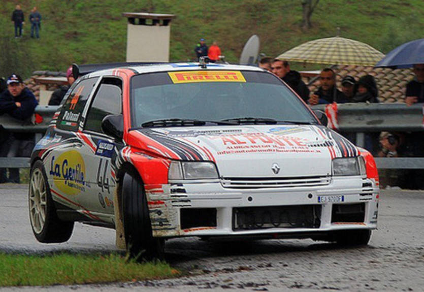 Автомобиль на бешенной скорости влетел в зрителей во время Rallylegend