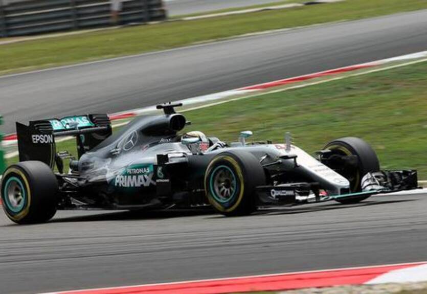 Формула-1. Гран-при Малайзии. Хэмилтон — на поуле трассы в Сепанге