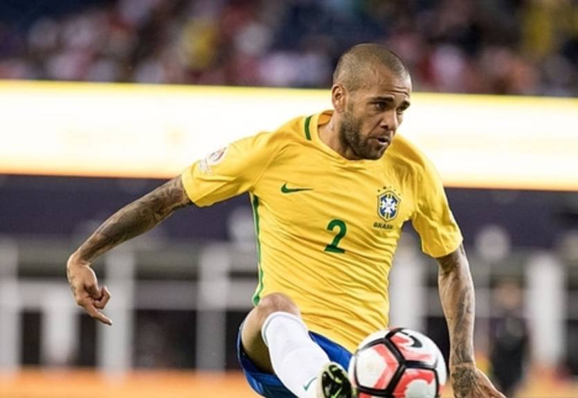 Дани Алвес назначен капитаном Бразилии на матч с Колумбией