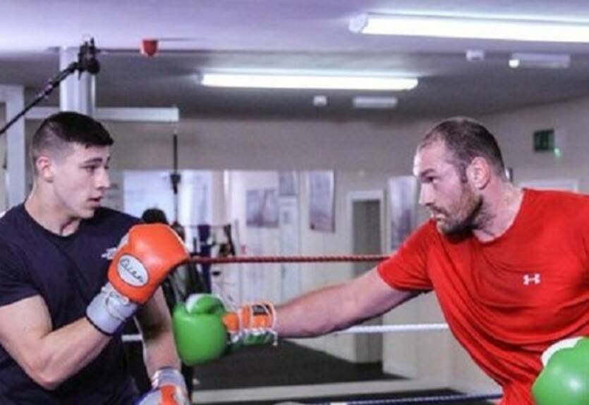 Фьюри спаррингует с 17-летним родным братом культуристом