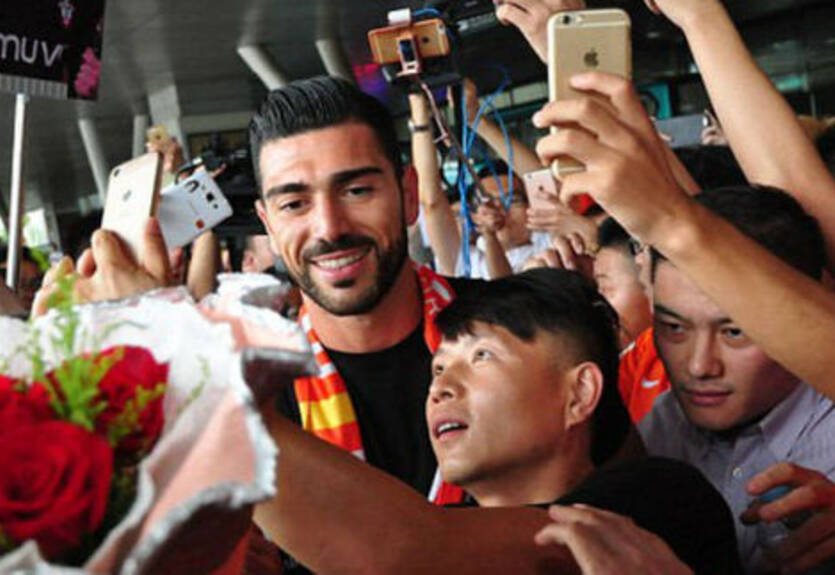 Китайские фанаты встретили Пелле, как императора