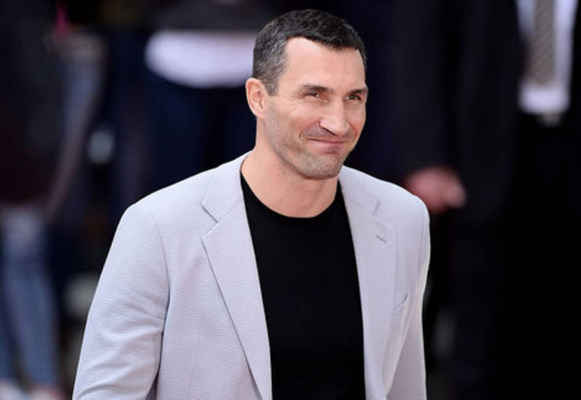 Кличко покинул Украину и отправился в Австрию