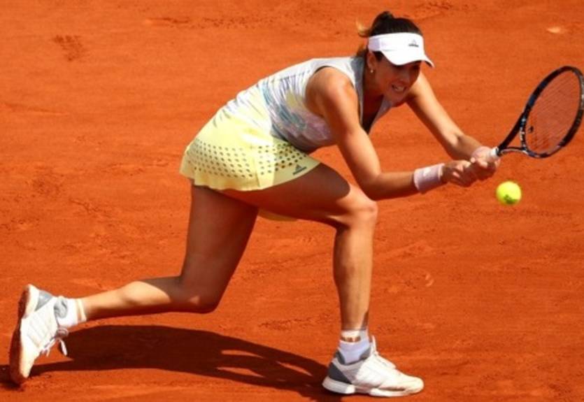 Ролан Гаррос (WTA). Мугуруса и Роджерс идут дальше, матчи Халеп и Радваньской прерваны