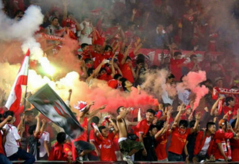 УЕФА оштрафовал Ливерпуль и МЮ за поведение болельщиков на матчах Лиги Европы