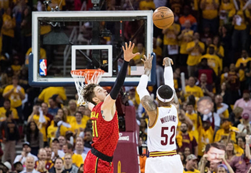 НБА. Кливленд установил рекорд по реализованным трехочковым в матче плей-офф. ВИДЕО