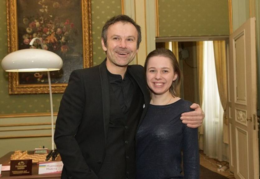 Шахматы. Четвертая партия Музычук и Хоу Ифань закончилась ничьей