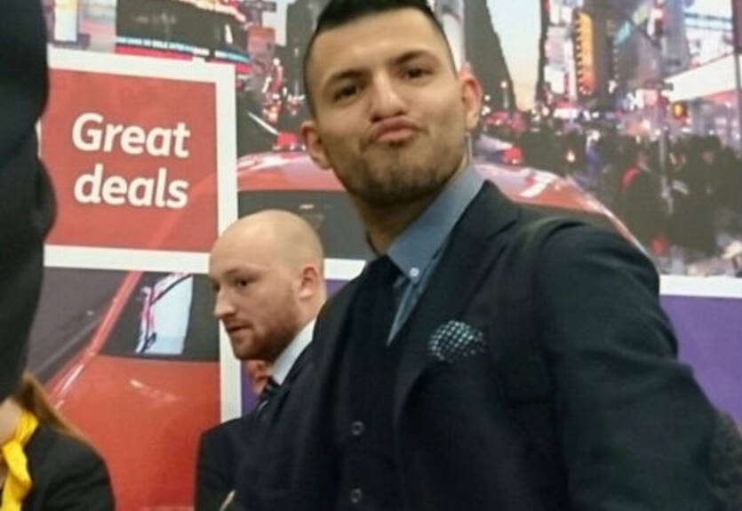 Серхио Агуэро покривлялся перед вылетом в Киев. ФОТО