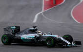 Формула-1. Хэмилтон: "Не думаю, что я когда-либо видел подобный дождь"