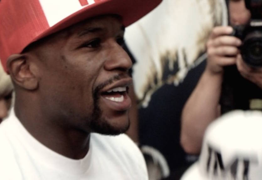 Мейвезер поработал со спарринг-партнерами перед журналистами. ВИДЕО