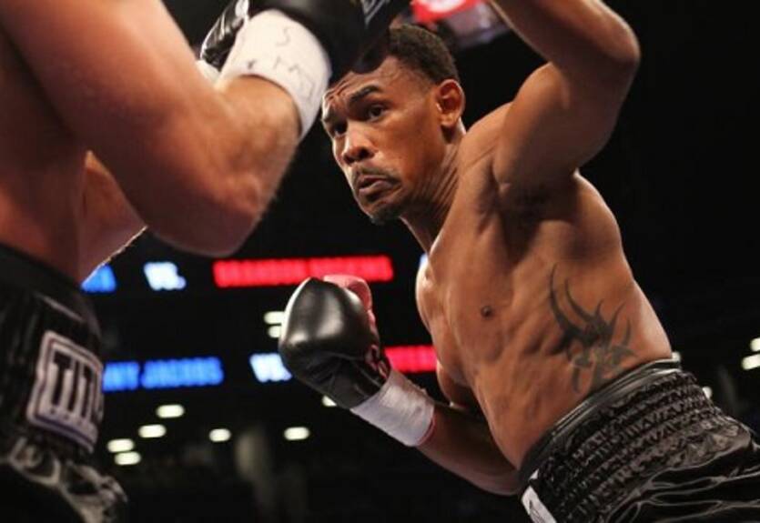 Джейкобс побывал в нокдауне, но отдосрочил Мору