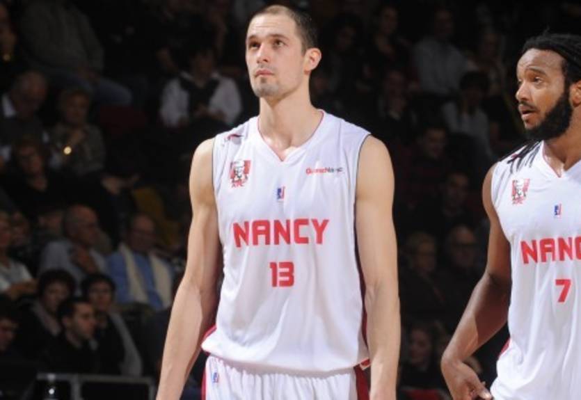 Истанбул Б подписал Гладыря