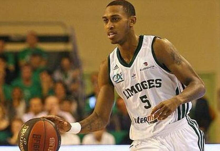 Уникаха подписала Джамара Смита