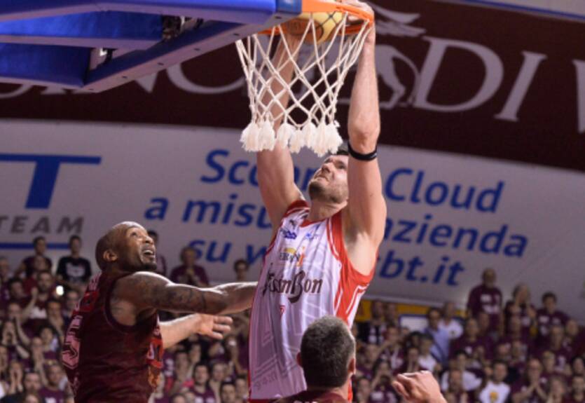 Италия. Армани Джинс и Реджио Эмилия сравнивают счет в своих сериях