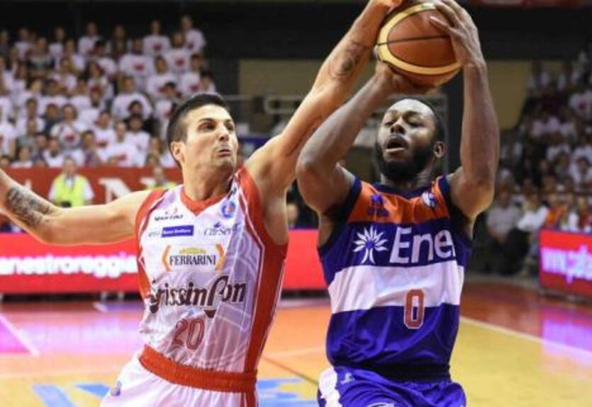 Италия. Сассари уничтожает Тренто, Армани Джинс уже в полуфинале