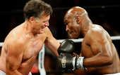 Холифилд победил экс-кандидата в президенты США, побывав в "нокдауне"
