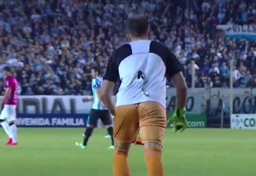 &quot;Ус отклеился&quot;: вратарь спасал игровой номер липкой лентой