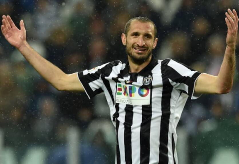 Интернет поиздевался над "гандболом" от Кьеллини