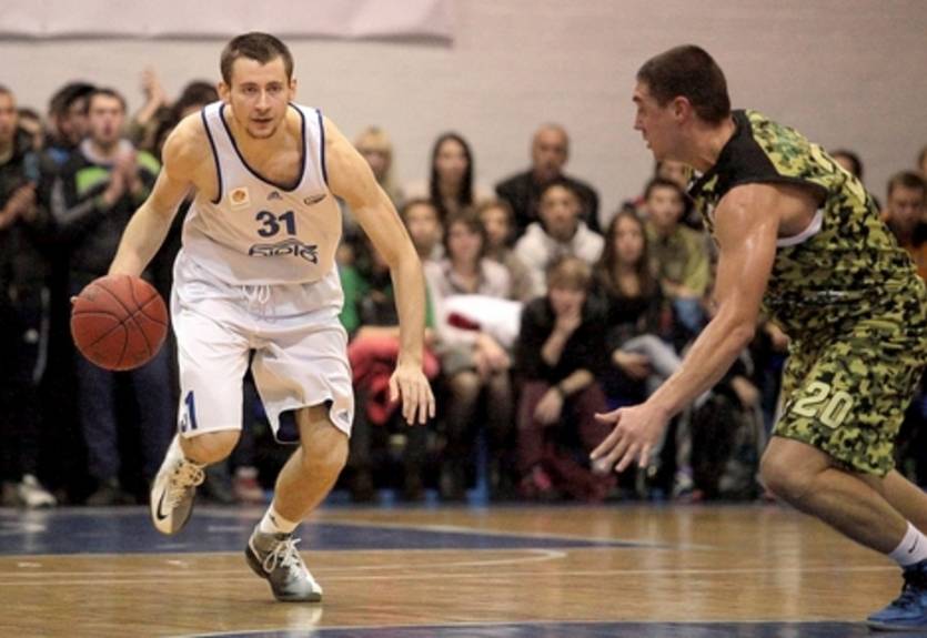 Будивельник побеждает в Днепропетровске и вновь выходит вперед в серии