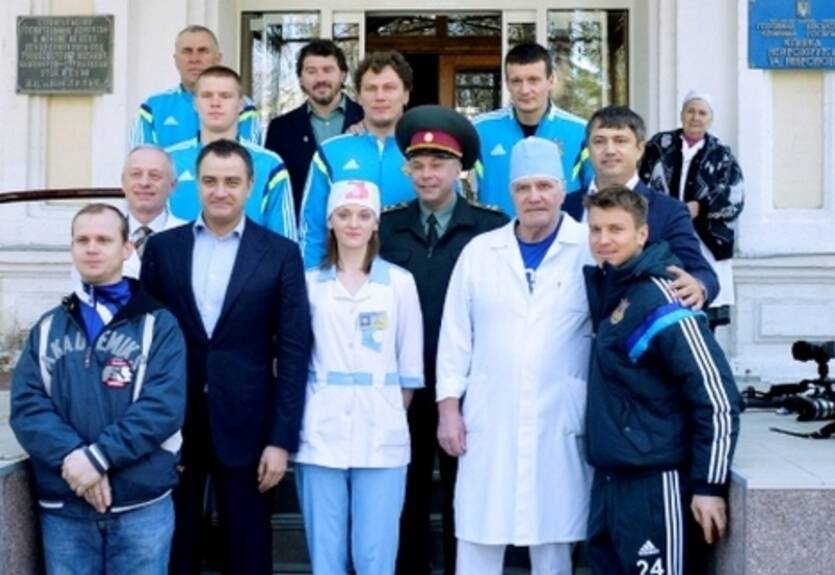 Игроки сборной навестили воинов АТО