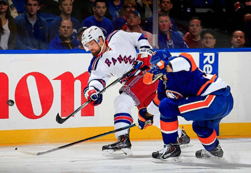 НХЛ. Защитник Рейнджеров пропустит 3-4 недели