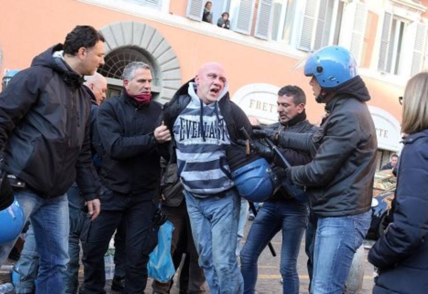 Фаны Фейенорда устроили кровавое побоище с римской полицией + ФОТО