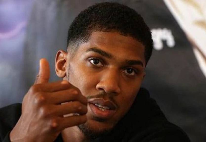 Джошуа посматривает в сторону Хэя