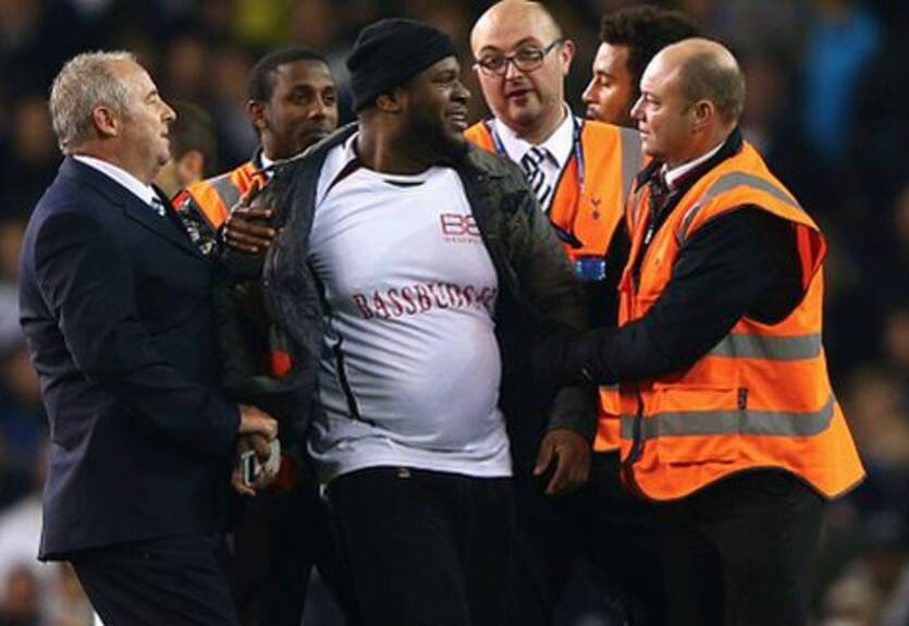 "Голые" мужики атакуют! Украинские арбитры в центре нашествия стрикеров в Лондоне