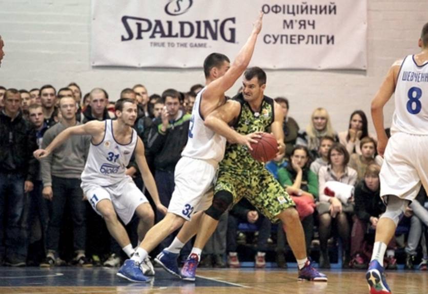 Будивельник добывает тяжелую победу в Днепропетровске