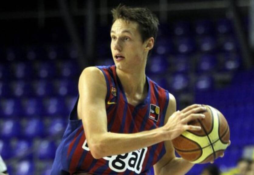 Защитник Барселоны получил травму и покинул паркет на носилках. ВИДЕО