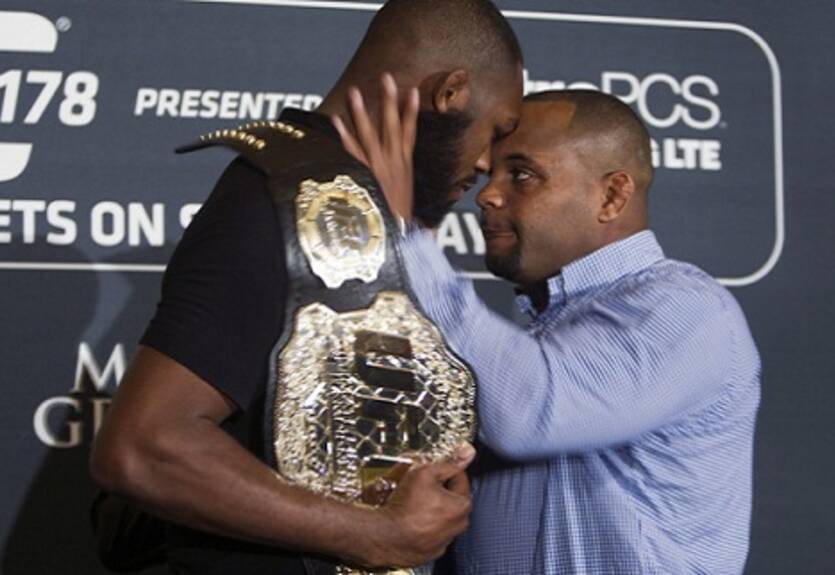 Джонс трамирован, бой с Кормье перенесен